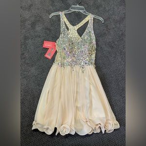 NWT Yishaer cream nude short dress gown beading size 2 prom